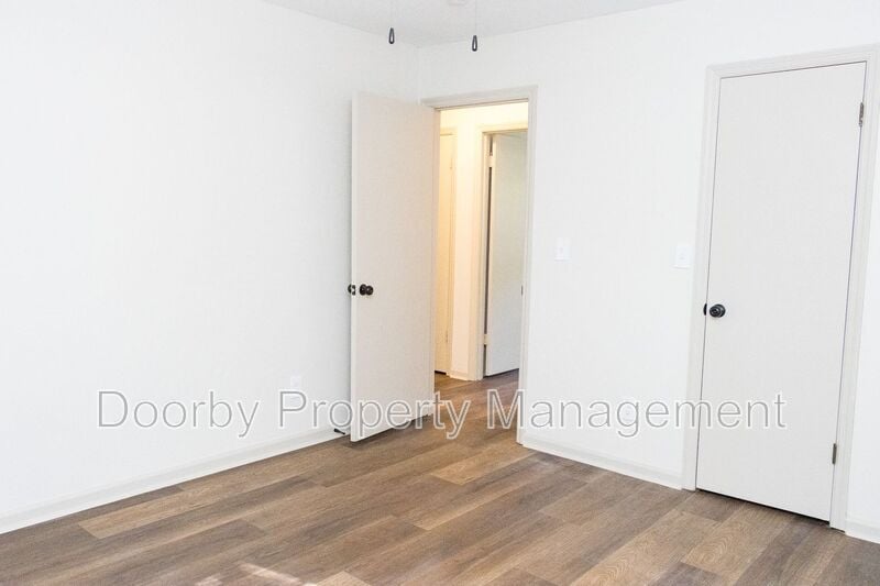 Building Photo - 6404 Middle Dr
