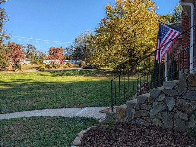 Building Photo - 317 Balsam Dr