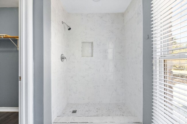 Building Photo - Carriage Place Square