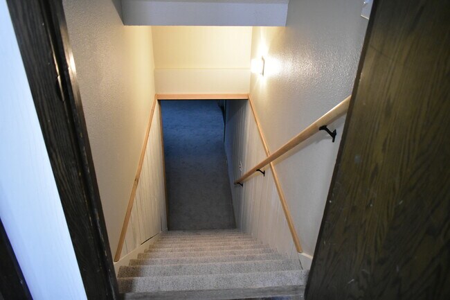 Building Photo - 1208 Oak St N