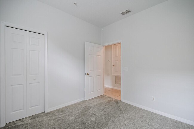 Building Photo - Spacious 3/2 Condo in the Gated Oakwater Community with Single Car Garage! Brand new carpets and ...