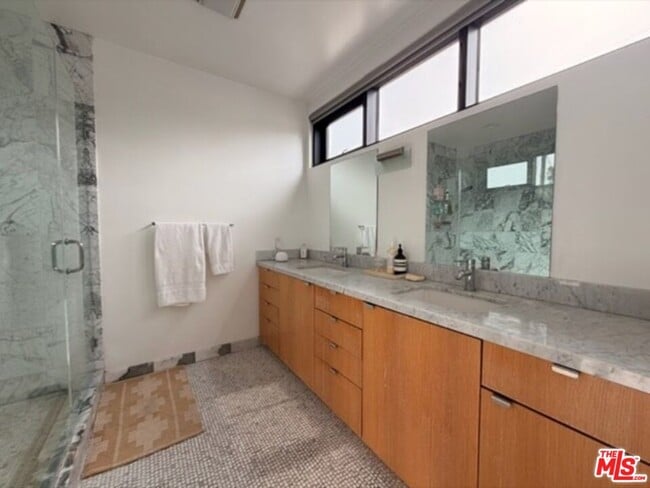 Building Photo - 815 Hampton Dr