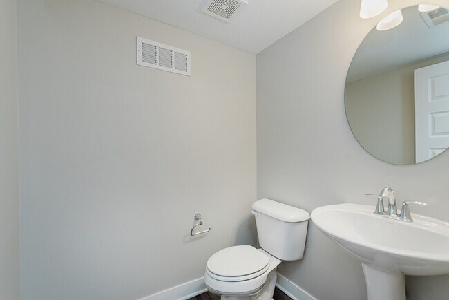 Building Photo - Beautiful Townhome in Carmel