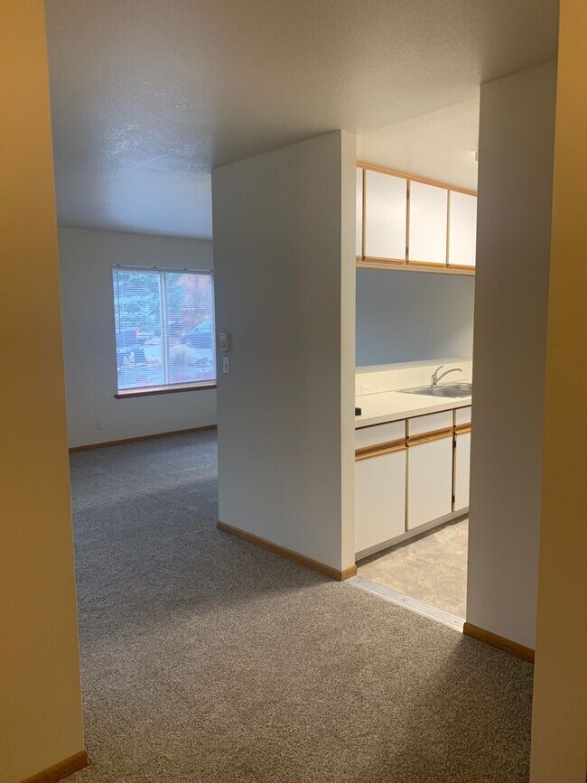 Building Photo - NE Bend Apartment Available 6/15
