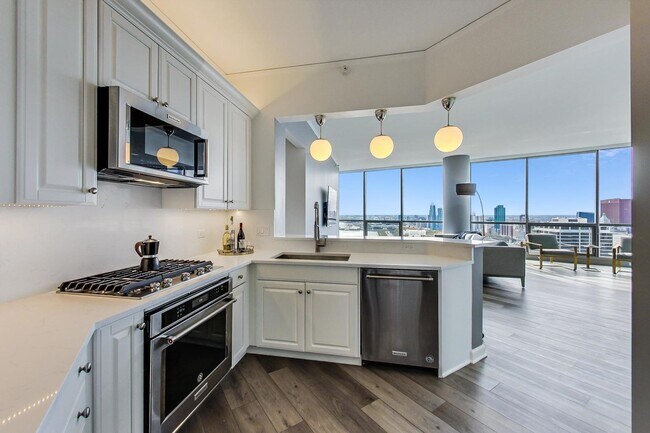 Building Photo - 420 E Waterside Dr