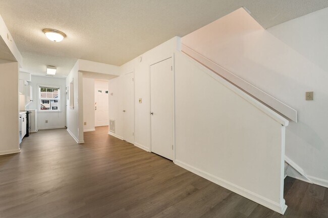 Building Photo - Updated 2BR/2.5BA in Fantastic Chapel Hill Location! Convenient to I-40!