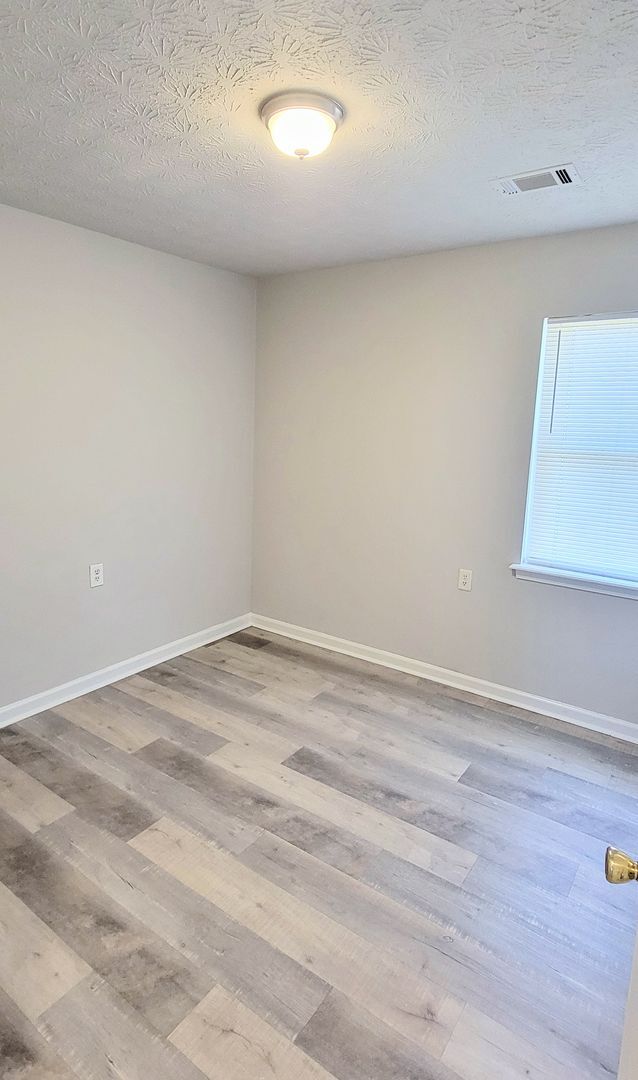 Building Photo - Charming 4BR Home with Modern Upgrades & Spacious Yard