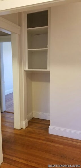 Building Photo - 121 Park Dr