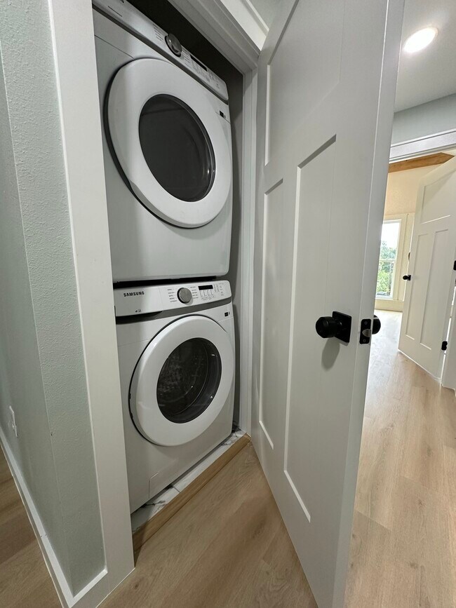 Building Photo - 207 Cherry Ave