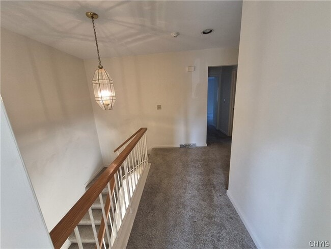 Building Photo - 489 Summerhaven Dr N