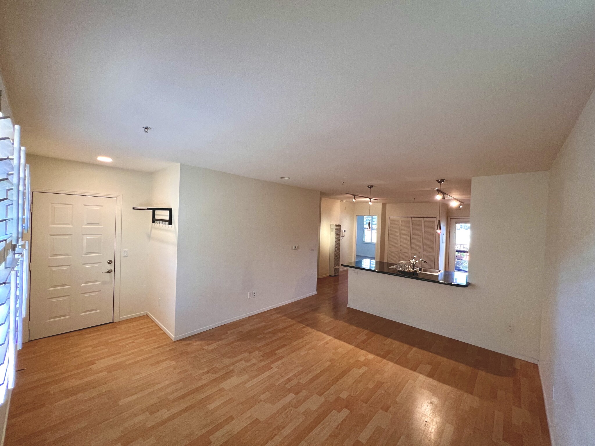 Building Photo - 285 N Ventura Ave