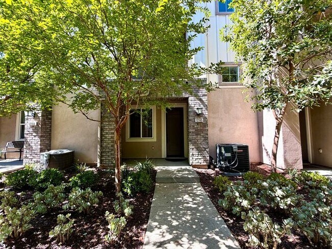 Building Photo - Luxury Townhome for Lease in Rancho Cucamonga