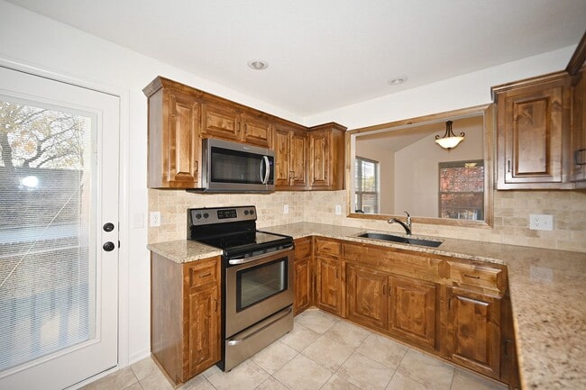 Building Photo - Cute 3-bedroom, 2 bath home with 1 car gar...