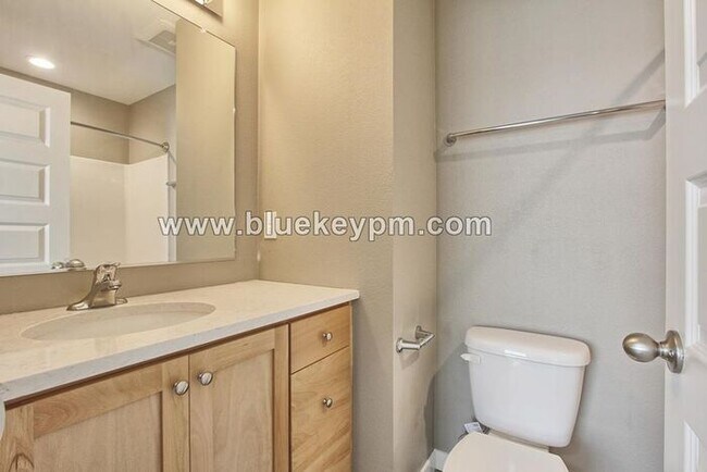 Building Photo - 2 Primary Bedrooms and 2.5 Bathrooms Uptown Vancouver