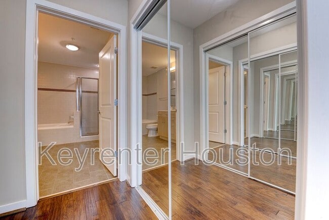 Building Photo - 5925 Almeda Rd