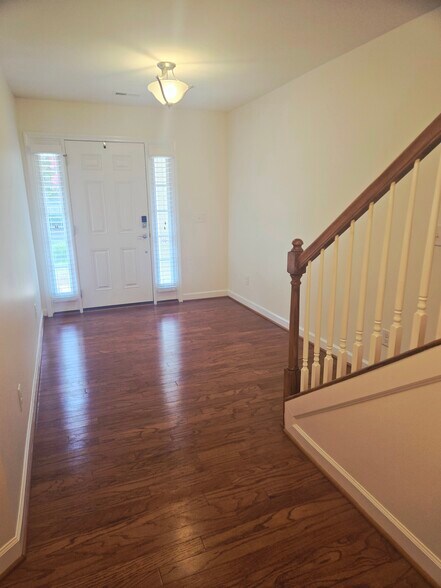 Front entry - 1207 Heritage Links Dr