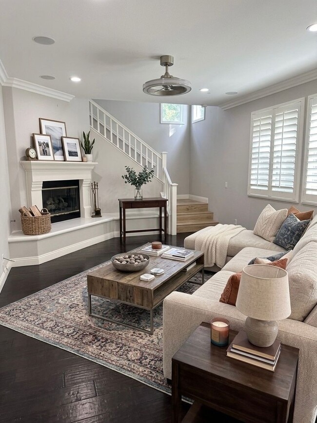 Building Photo - Beautiful 4 Bedroom, 2.5 Bathroom Home in West Irvine Pointe Community