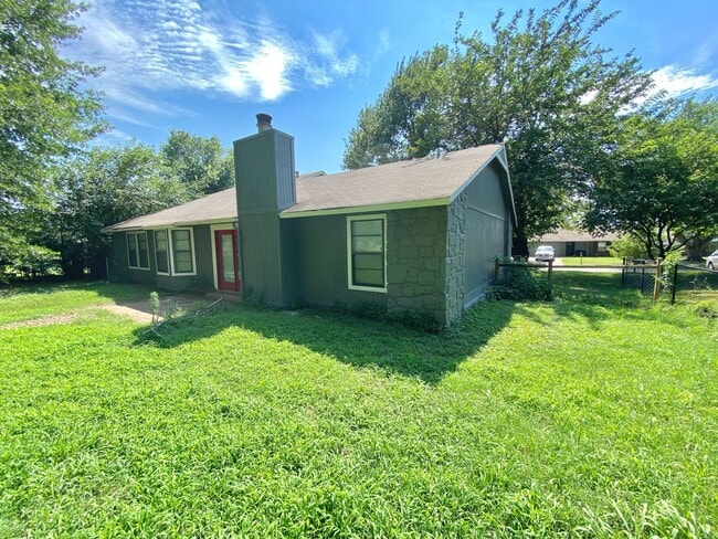 Building Photo - Spacious Jenks 4-Bedroom with NO Carpets &...