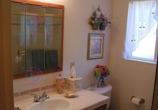 Building Photo - Spacious 6-Bedroom Home Near UNR with Backyard & Modern Kitchen