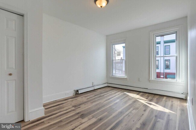 Building Photo - 825 Scull St