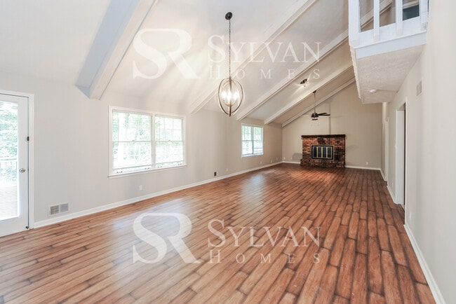 Building Photo - Welcome home to this 4 bedroom, 2 bathroom home