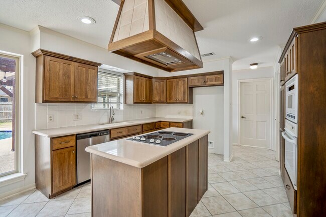 Building Photo - 16611 Brenton Oaks Dr