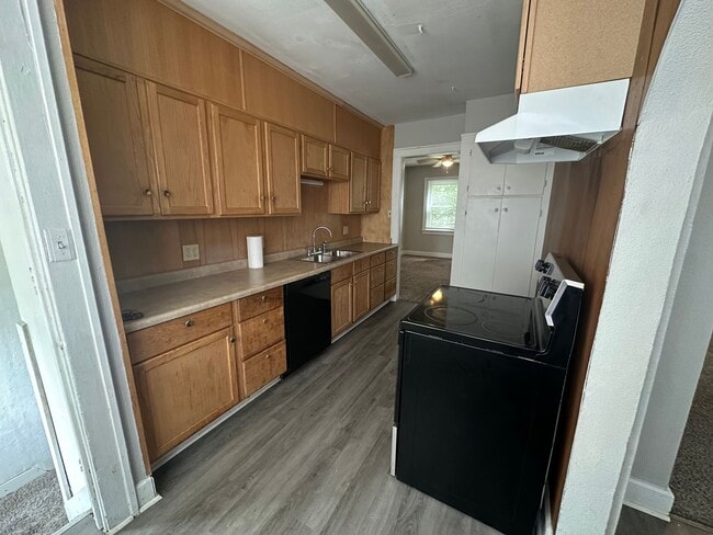 Building Photo - PRELEASING for AUGUST! Close to Campus