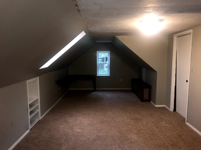 Building Photo - 4 Bedroom; 1 Bath House for Rent - Swissvale
