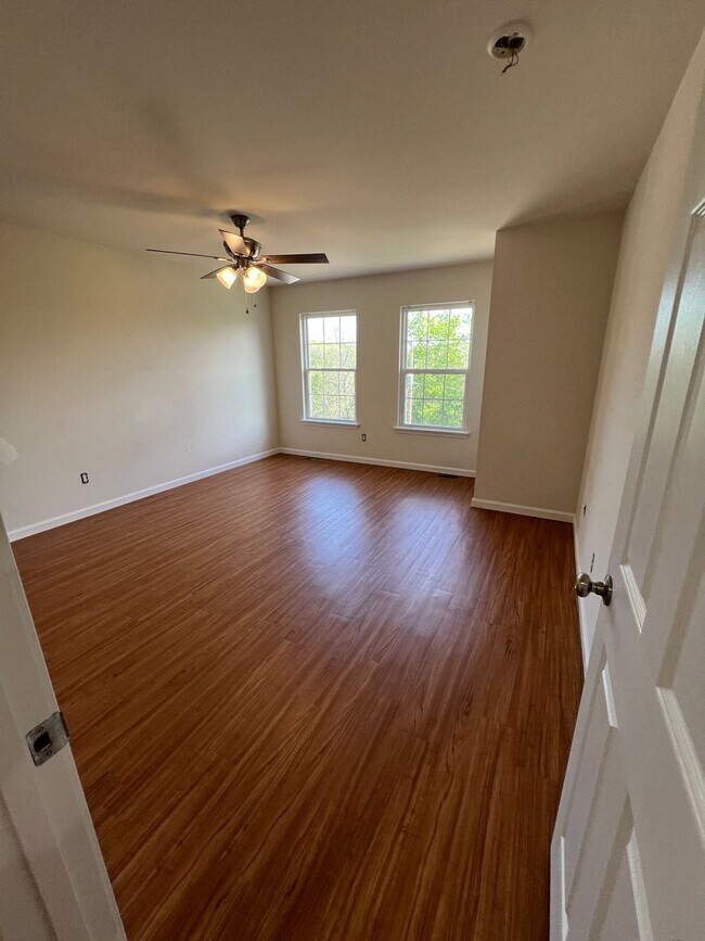 Building Photo - 3 bed, 2 bath, 2 car garage Home on 5 Acres