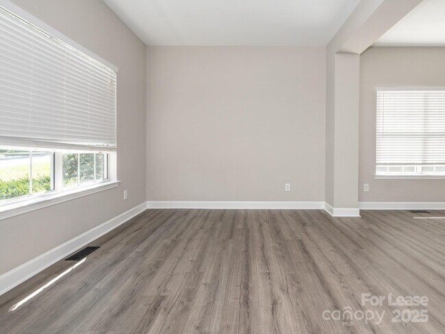 Building Photo - 6211 Rosebriar Ln