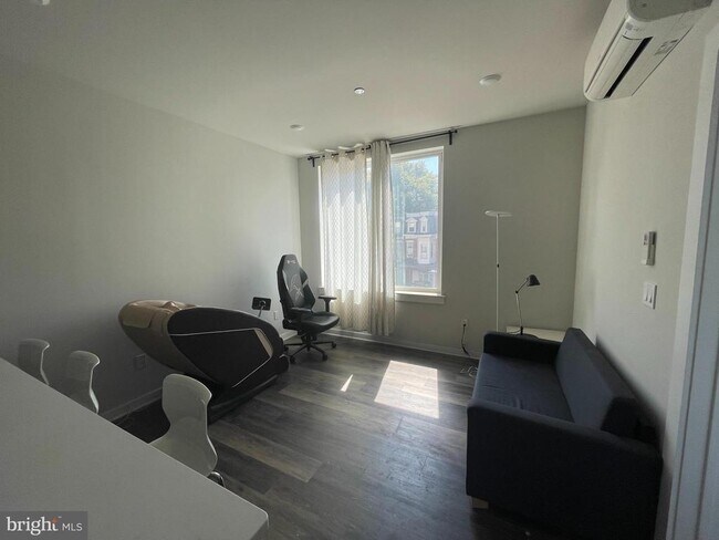 Building Photo - 4217 Chestnut St