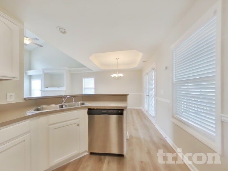 Building Photo - 320 Providence Rd