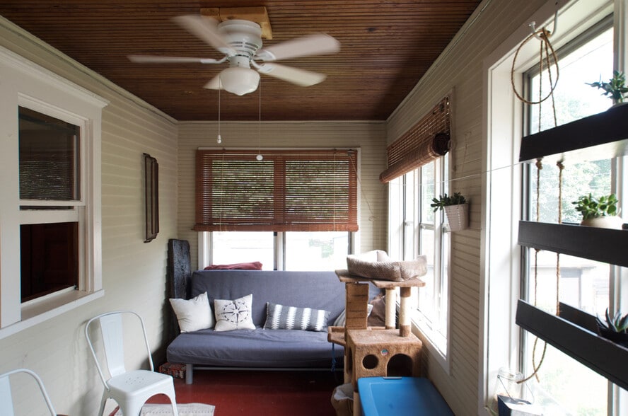 Private 3 season porch - 3107 Hayes St NE