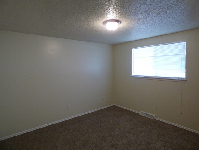 Building Photo - 2 Bed/1 Bath Duplex in Longmont