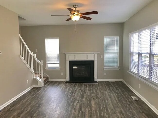 Building Photo - MUST SEE this Gorgeous 5 Beds 3 Bath home ...