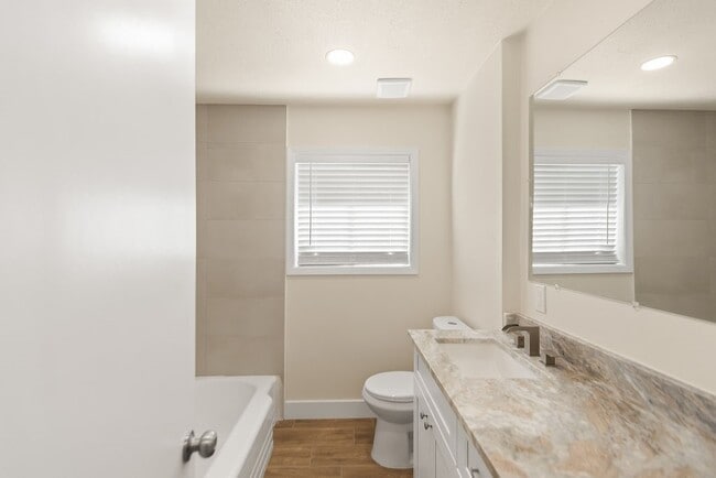 Building Photo - 821 Mark St