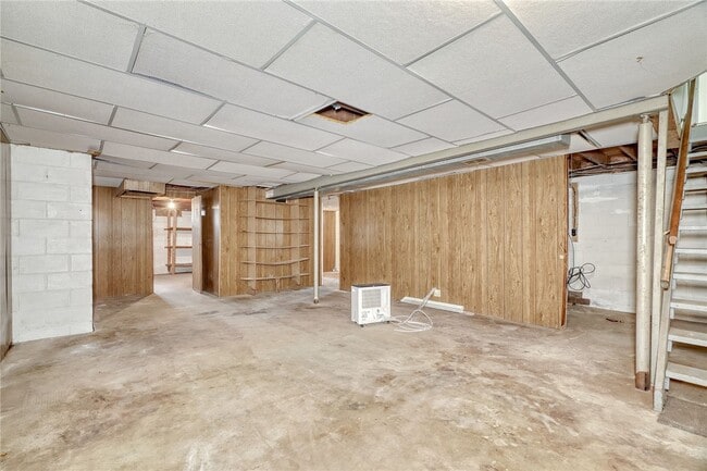 Building Photo - 16 Pauline Cir