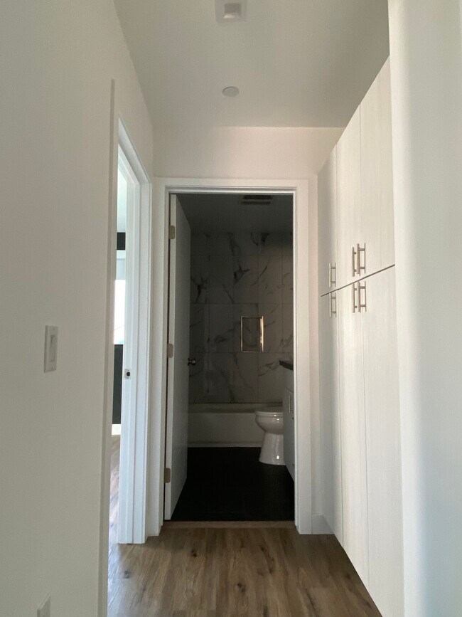 Building Photo - 4574 Oakwood Ave