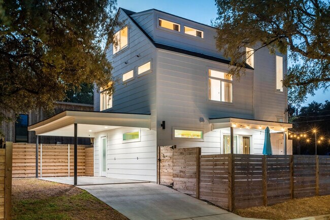 Building Photo - 2415 E 10th St