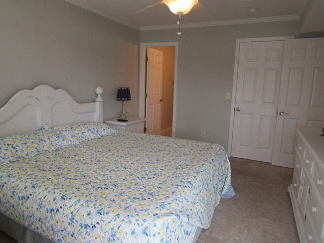 Building Photo - Lakefront 2 bedroom Condo For Rent