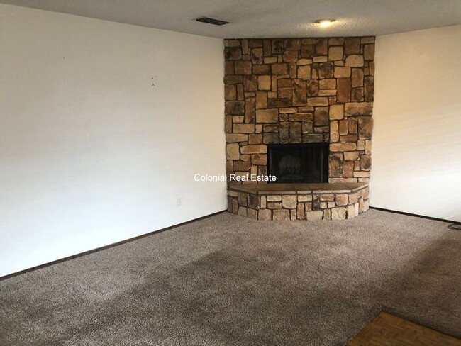 Building Photo - Spacious 2 bed 1 bath Apartment with Washe...