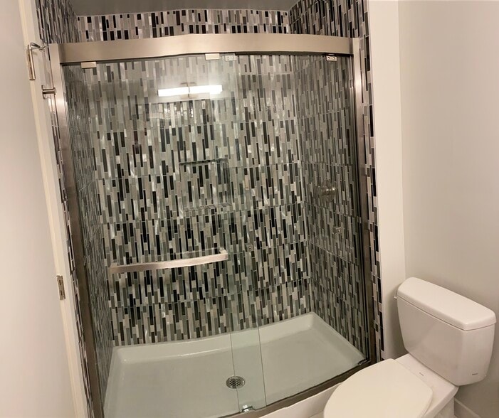 Master Bath En Suite - 2522 Taraval St