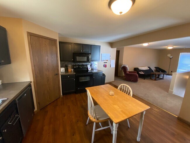 Building Photo - 818 Bluemont Ave