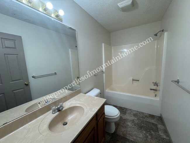 Building Photo - Grand Oak Road