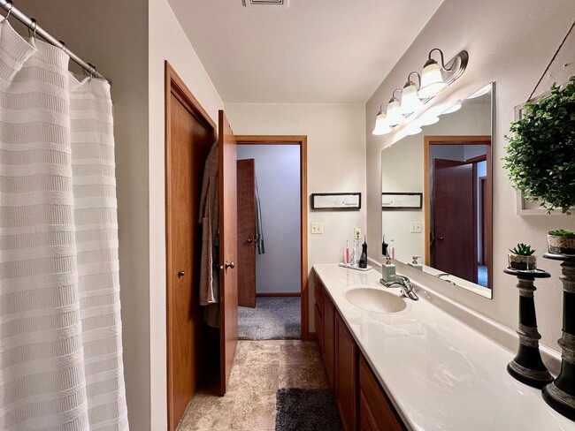 Building Photo - 1170-1172-1172 S Atrium Ct