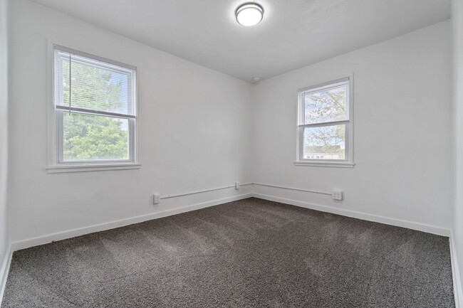 Building Photo - Newly Renovated 2-Bedroom Townhouse