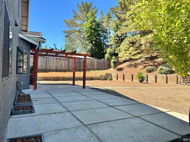 Building Photo - 768 Rose Dr