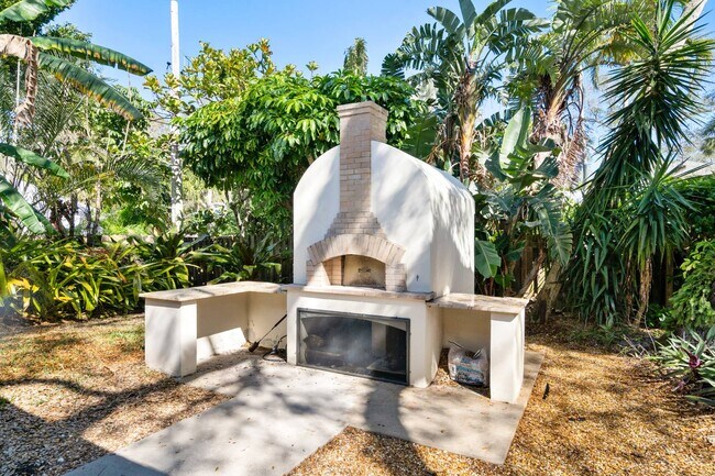 Building Photo - 611 Date Palm Rd