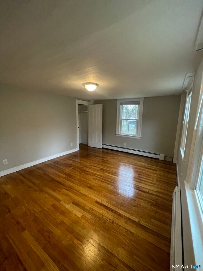 Building Photo - 9 Hicksville Rd