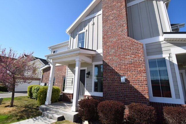 Building Photo - Charming 4 bed Sandy Home, with HOA in Fantastic Location!!!